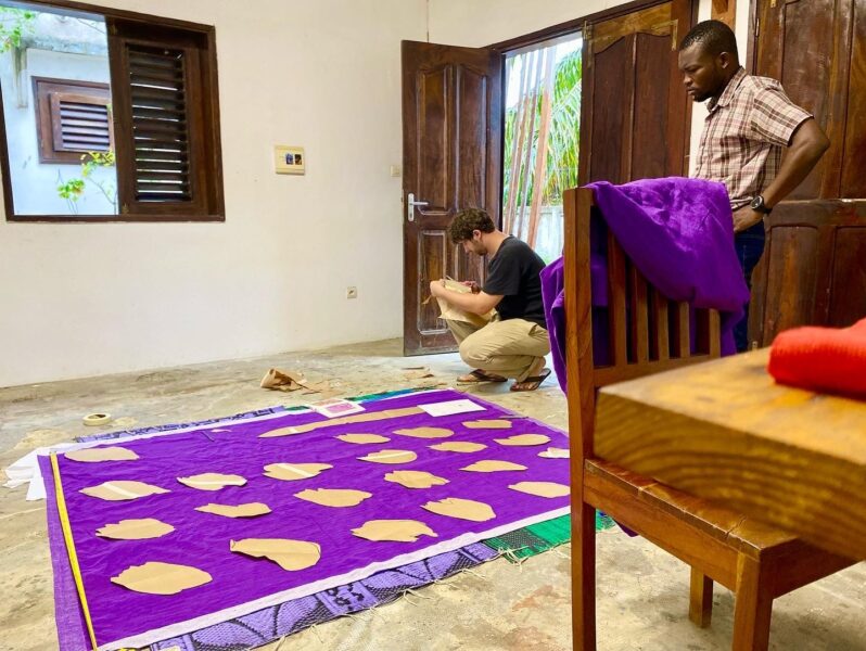 Vue de Léonard Rachex & du tenturier Fiacre Accalogoun en atelier pendant sa résidence de recherches et de création à Le Centre