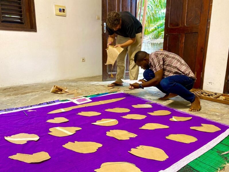 Vue de Léonard Rachex & du tenturier Fiacre Accalogoun en atelier pendant sa résidence de recherches et de création à Le Centre