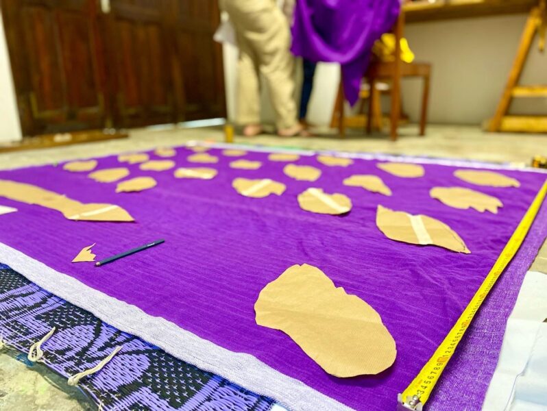 Vue de Léonard Rachex & du tenturier Fiacre Accalogoun en atelier pendant sa résidence de recherches et de création à Le Centre