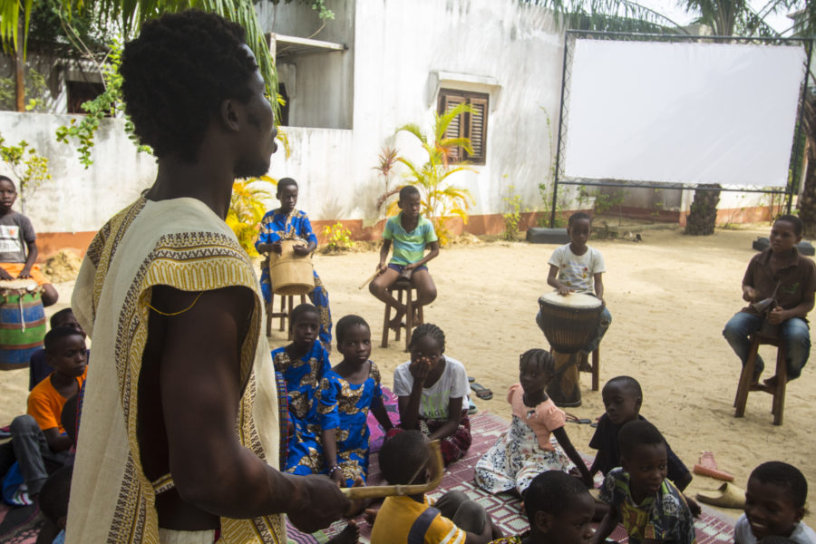 Vue de l'atelier Jeune Public d'initiation aux percussions & aux danses traditionnelles