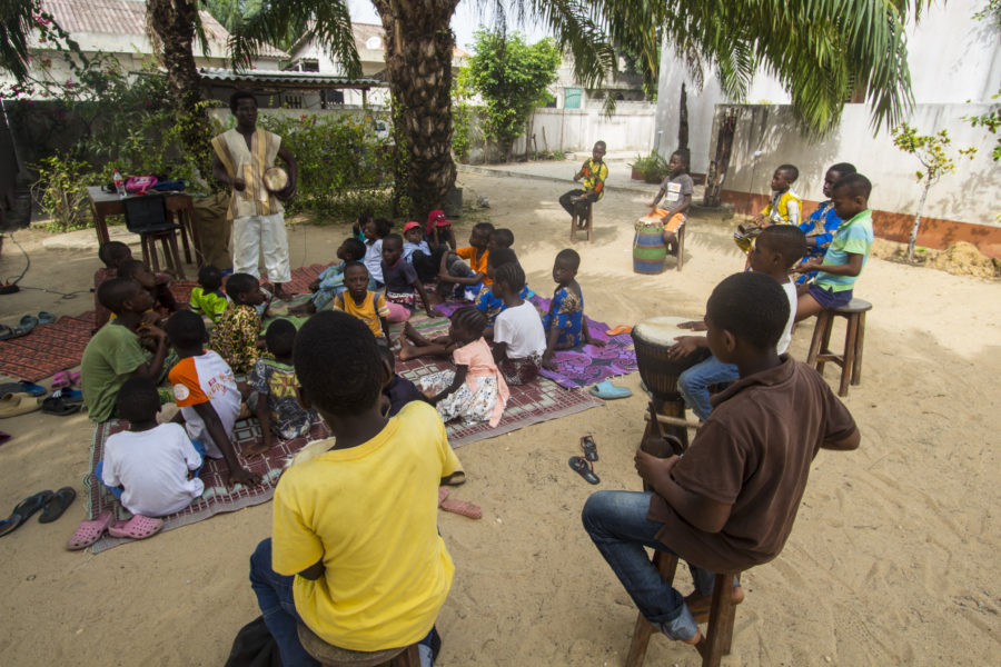 Vue de l'atelier Jeune Public d'initiation aux percussions & aux danses traditionnelles