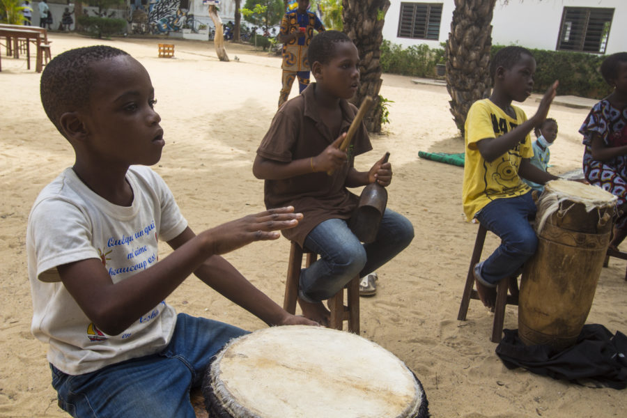 Vue de l'atelier Jeune Public d'initiation aux percussions & aux danses traditionnelles
