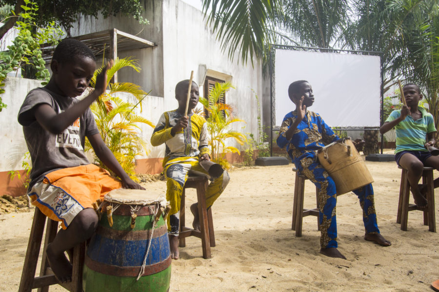 Vue de l'atelier Jeune Public d'initiation aux percussions & aux danses traditionnelles
