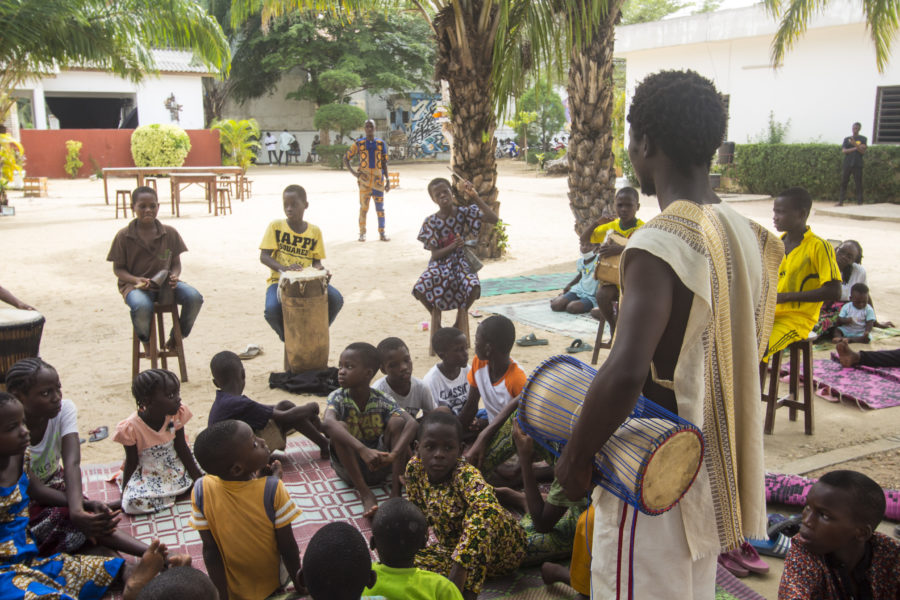 Vue de l'atelier Jeune Public d'initiation aux percussions & aux danses traditionnelles