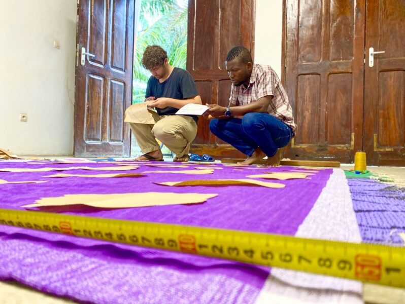 Vue de Léonard Rachex & du tenturier Fiacre Accalogoun en atelier pendant sa résidence de recherches et de création à Le Centre