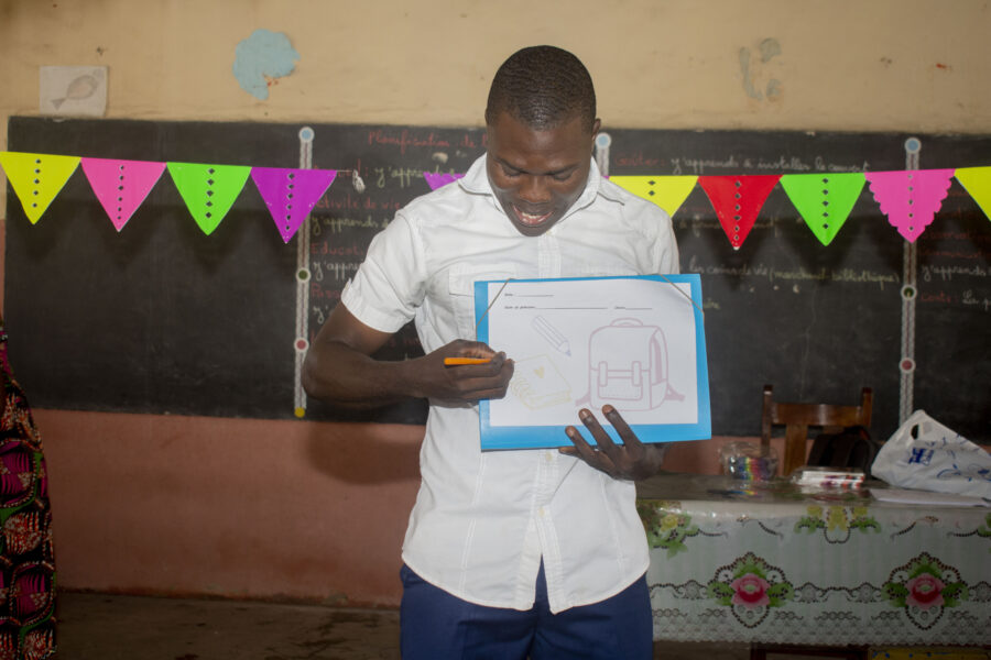 Vue de l'atelier de techniques de coloriage avec les tout-petits de l'Ecole Maternelle de Lobozounkpa