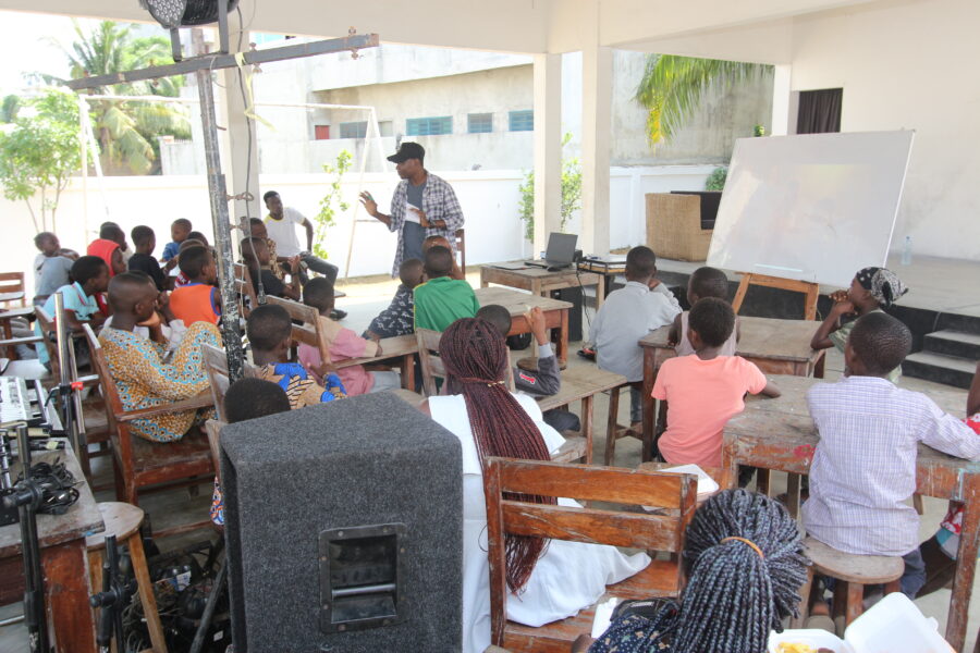 Vue de l'atelier jeune public d'animation en papier découpé