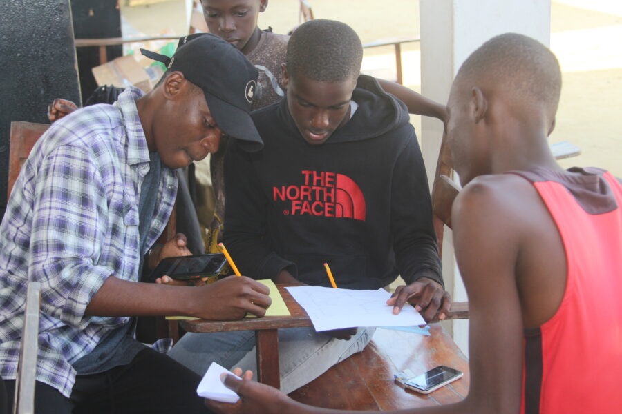 Vue de l'atelier jeune public d'animation en papier découpé