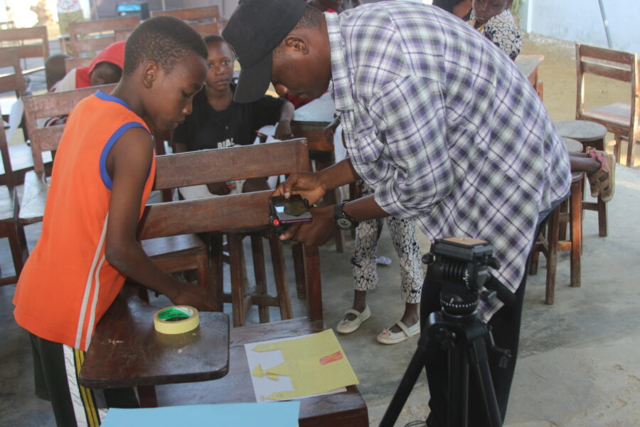 Vue de l'atelier jeune public d'animation en papier découpé
