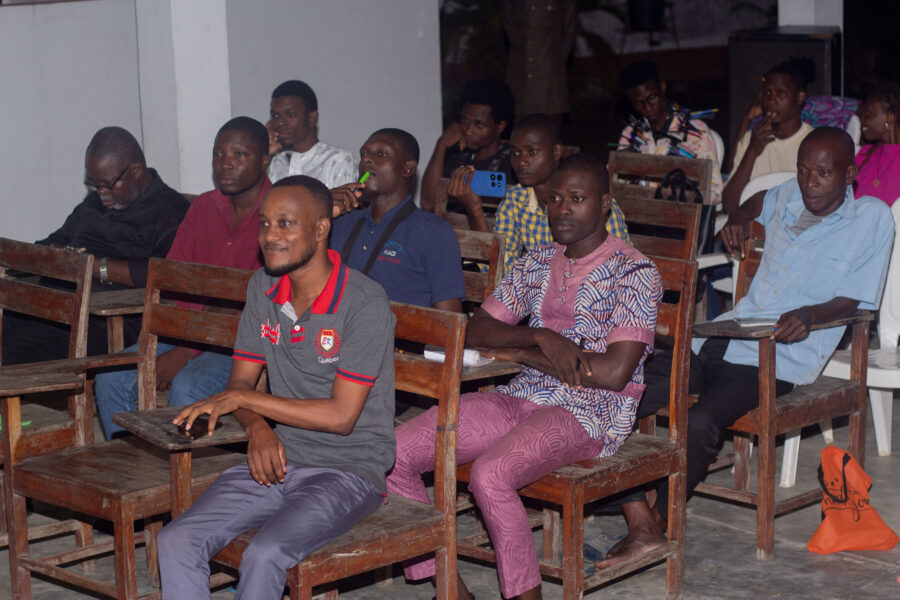 Vue de la Rencontre-Discussion avec l'artiste plasticien Gratien Zossou à l'Espace Culturel Le Centre