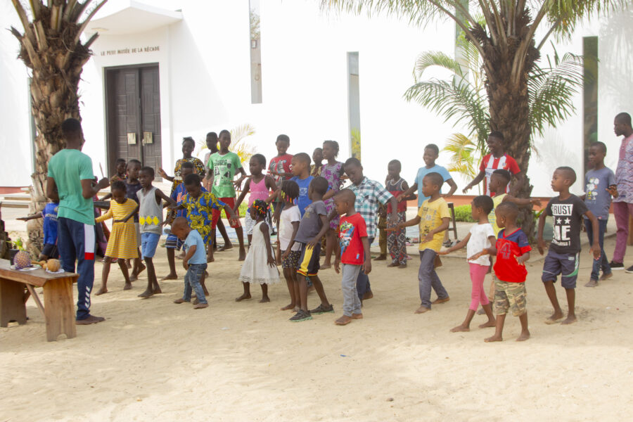 Vue de l'atelier jeune public d'initiation à la danse Zinli & à la tenture à Le Centre