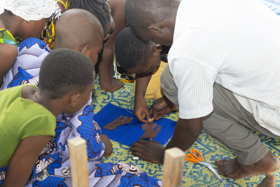 Vue de l'atelier jeune public d'initiation à la danse Zinli & à la tenture à Le Centre