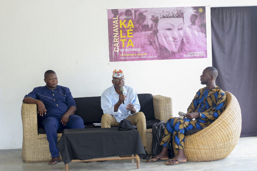 Vue de la conférence débat autour du thème : « Le secret des masques » dans le cadre de la 4è édition du Carnaval Kaleta de Cotonou