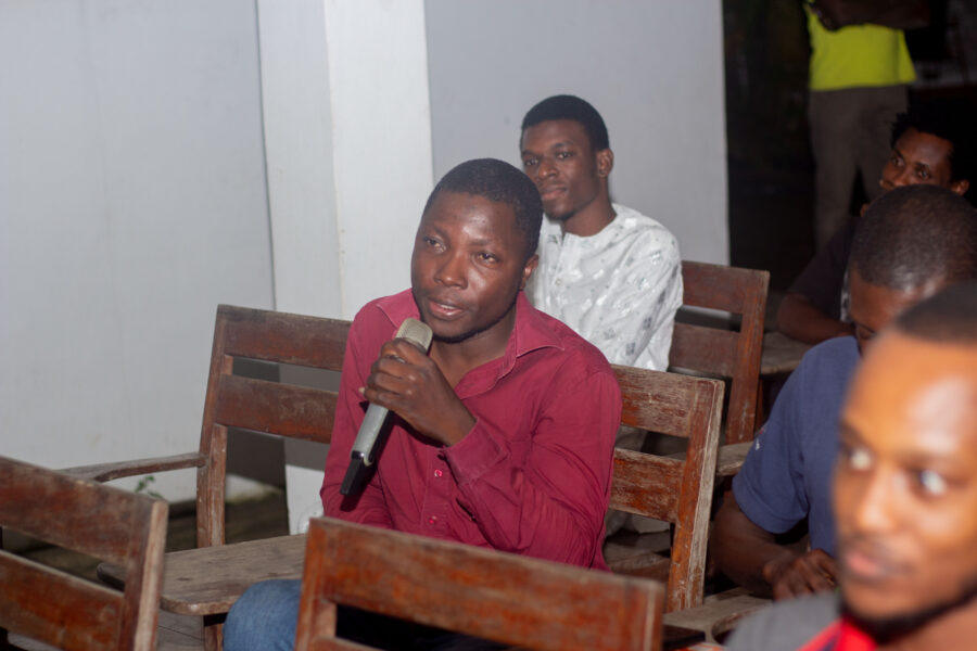 Vue de la Rencontre-Discussion avec l'artiste plasticien Gratien Zossou à l'Espace Culturel Le Centre