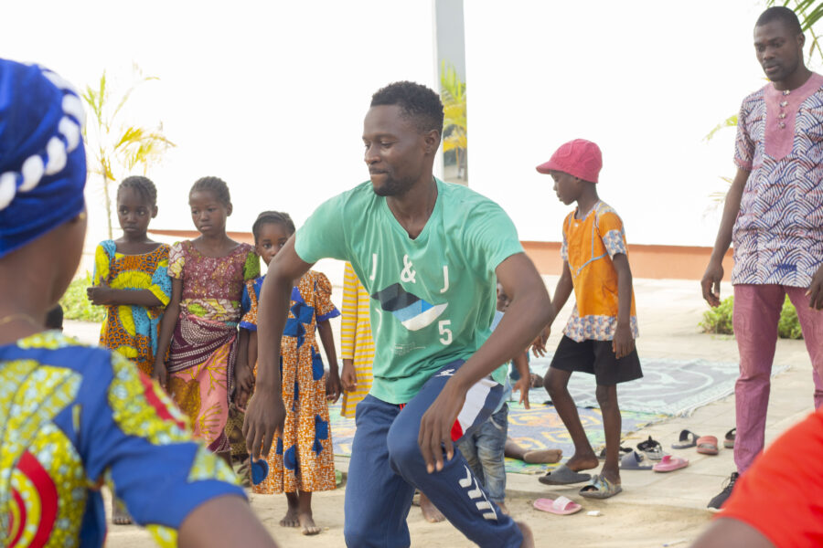 Vue de l'atelier jeune public d'initiation à la danse Zinli & à la tenture à Le Centre