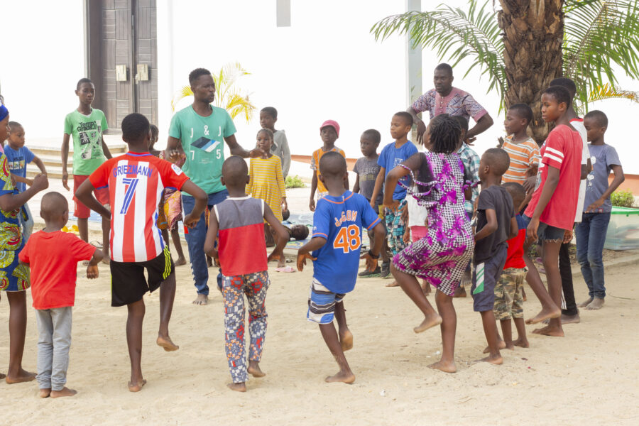 Vue de l'atelier jeune public d'initiation à la danse Zinli & à la tenture à Le Centre
