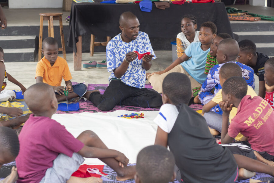 Vue de l'atelier jeune public d'initiation à la danse Zinli & à la tenture à Le Centre