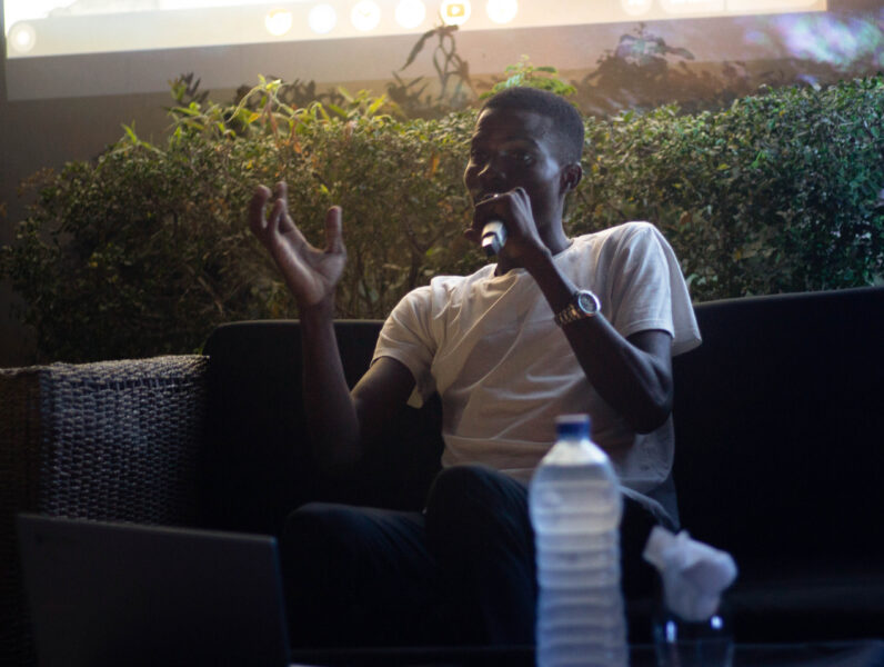 Vue de la rencontre discussion avec Fabroni Bill Yoclounon à Le Centre