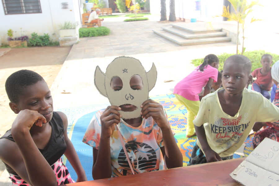 Vue de l'atelier jeune public de confection de masque kaléta dans le cadre de la 4è édition du Carnaval Kaléta de Cotonou