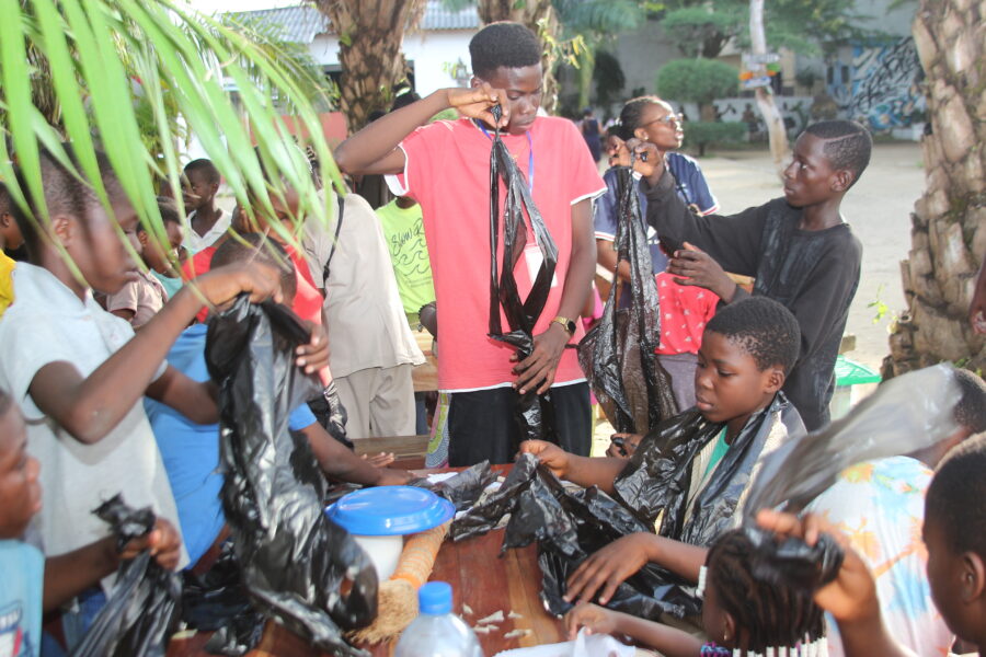 Vue de l'atelier jeune public de confection de masque kaléta dans le cadre de la 4è édition du Carnaval Kaléta de Cotonou