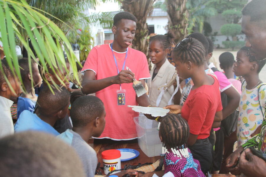 Vue de l'atelier jeune public de confection de masque kaléta dans le cadre de la 4è édition du Carnaval Kaléta de Cotonou