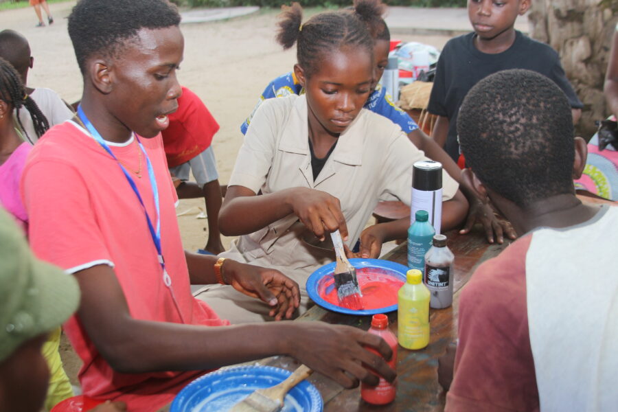 Vue de l'atelier jeune public de confection de masque kaléta dans le cadre de la 4è édition du Carnaval Kaléta de Cotonou