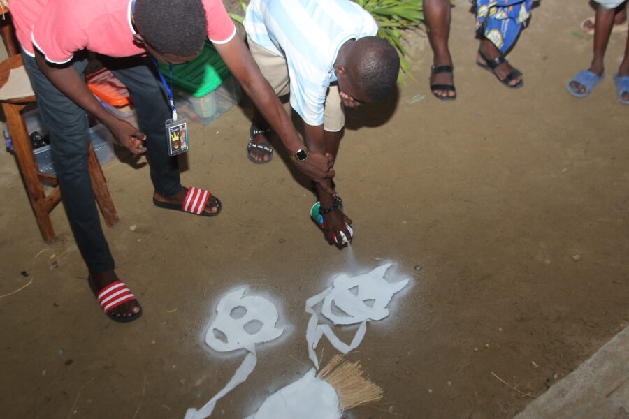 Vue de l'atelier jeune public de confection de masque kaléta dans le cadre de la 4è édition du Carnaval Kaléta de Cotonou