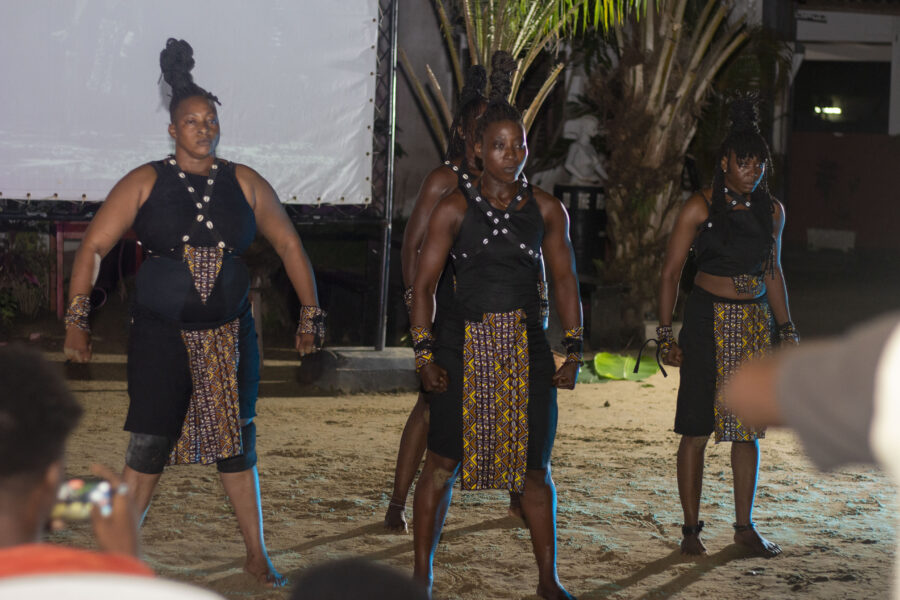 Vue de la pièce théâtrale Amazones du Roi Behanzin à l'Espace Culturel Le Centre