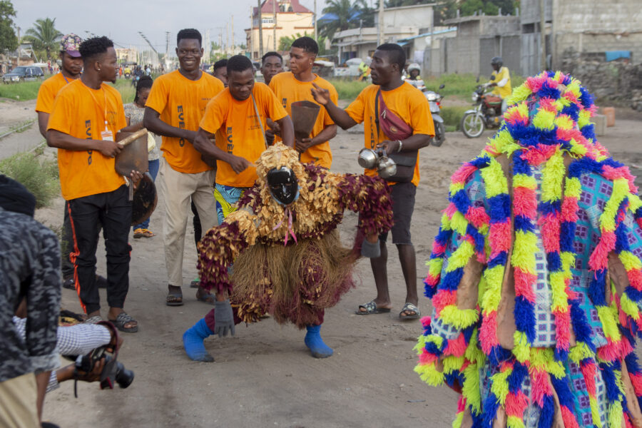 Vue de la déambulation + spectacle Kaleta à Lobozounkpa dans le cadre de la 4è édition du Carnaval Kaleta de Cotonou