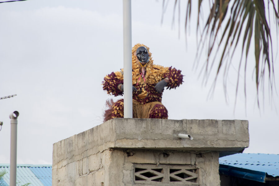 Vue de la déambulation + spectacle Kaleta à Lobozounkpa dans le cadre de la 4è édition du Carnaval Kaleta de Cotonou