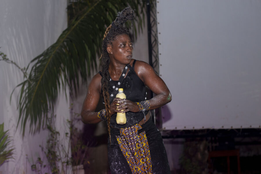 Vue de la pièce théâtrale Amazones du Roi Behanzin à l'Espace Culturel Le Centre