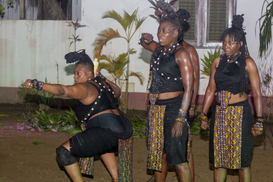 Vue de la pièce théâtrale Amazones du Roi Behanzin à l'Espace Culturel Le Centre