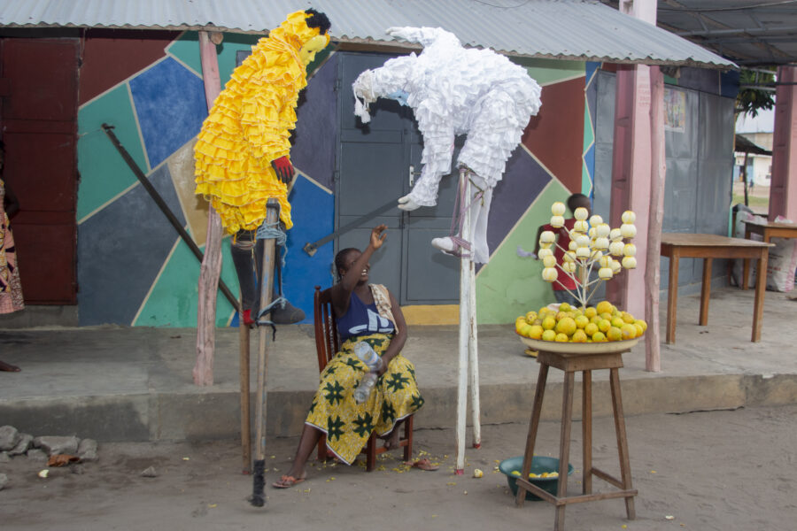 Vue de la déambulation + spectacle Kaleta à Lobozounkpa dans le cadre de la 4è édition du Carnaval Kaleta de Cotonou