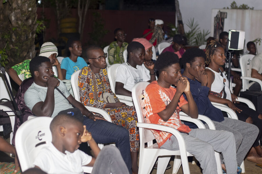 Vue de la pièce théâtrale Amazones du Roi Behanzin à l'Espace Culturel Le Centre
