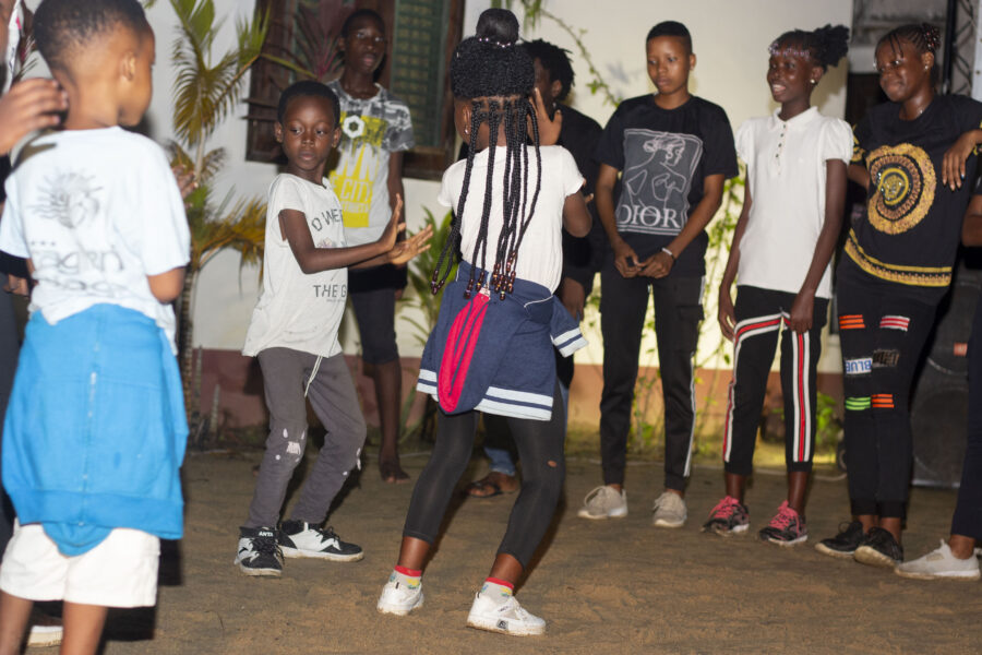 Vue de la restitution de l'atelier jeune public du Chaos Élégant Baby Crew à Le Centre