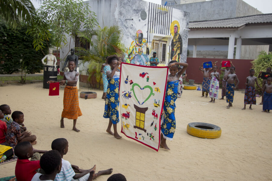 Vue de la restitution de l'atelier jeune public d'initiation à la danse Zinli & à la tenture à Le Centre