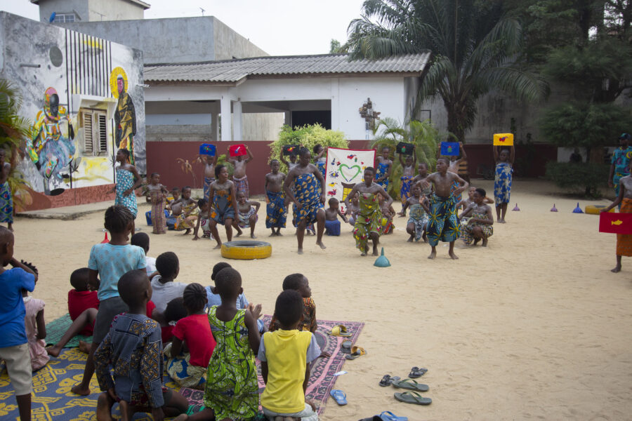 Vue de la restitution de l'atelier jeune public d'initiation à la danse Zinli & à la tenture à Le Centre
