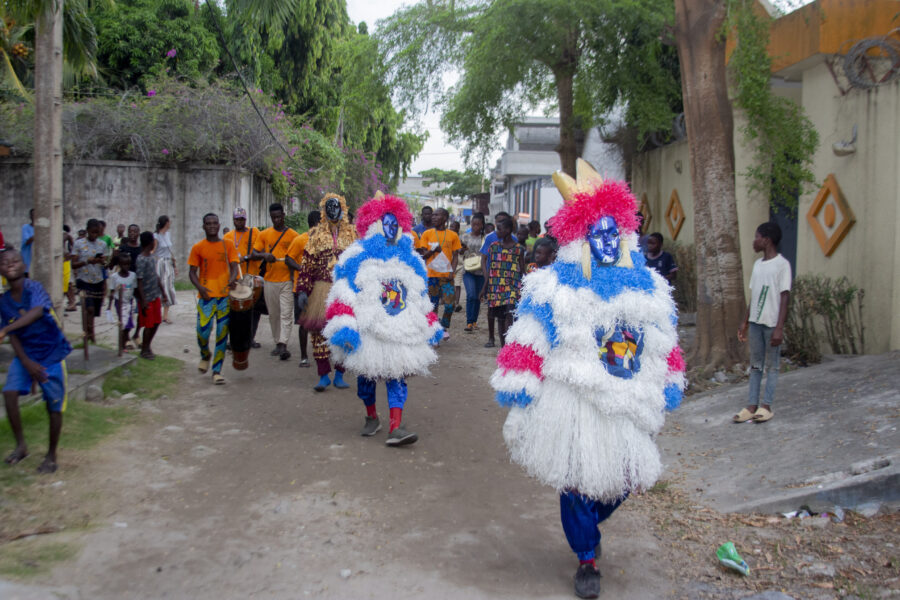 Vue de la déambulation + spectacle Kaleta à Lobozounkpa dans le cadre de la 4è édition du Carnaval Kaleta de Cotonou