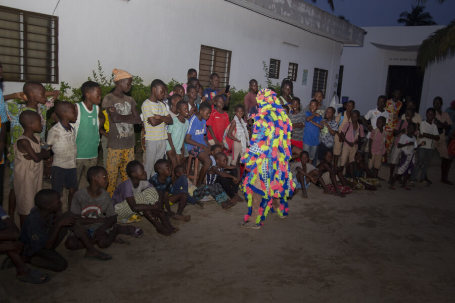 Vue de la déambulation + spectacle Kaleta à Lobozounkpa dans le cadre de la 4è édition du Carnaval Kaleta de Cotonou