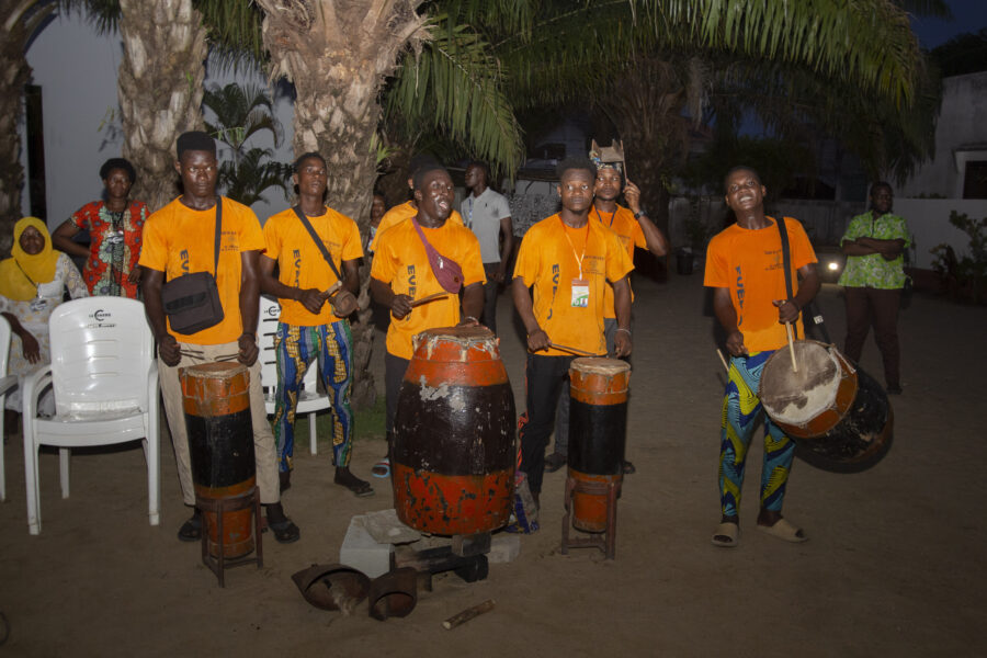 Vue de la déambulation + spectacle Kaleta à Lobozounkpa dans le cadre de la 4è édition du Carnaval Kaleta de Cotonou