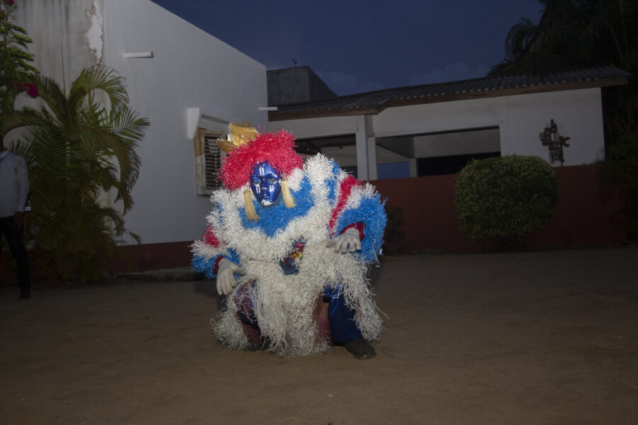 Vue de la déambulation + spectacle Kaleta à Lobozounkpa dans le cadre de la 4è édition du Carnaval Kaleta de Cotonou