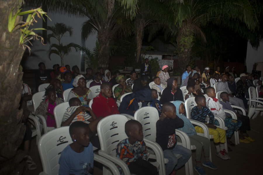 Vue de la projection du film « Ezra » à Wà Cinéma