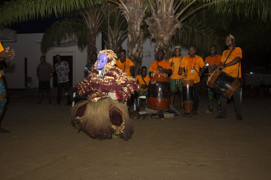 Vue de la déambulation + spectacle Kaleta à Lobozounkpa dans le cadre de la 4è édition du Carnaval Kaleta de Cotonou