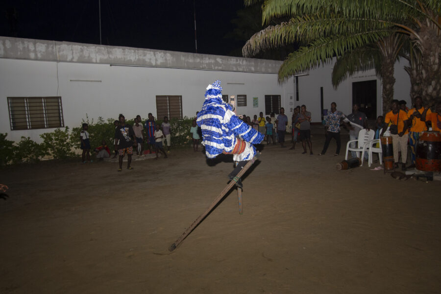 Vue de la déambulation + spectacle Kaleta à Lobozounkpa dans le cadre de la 4è édition du Carnaval Kaleta de Cotonou