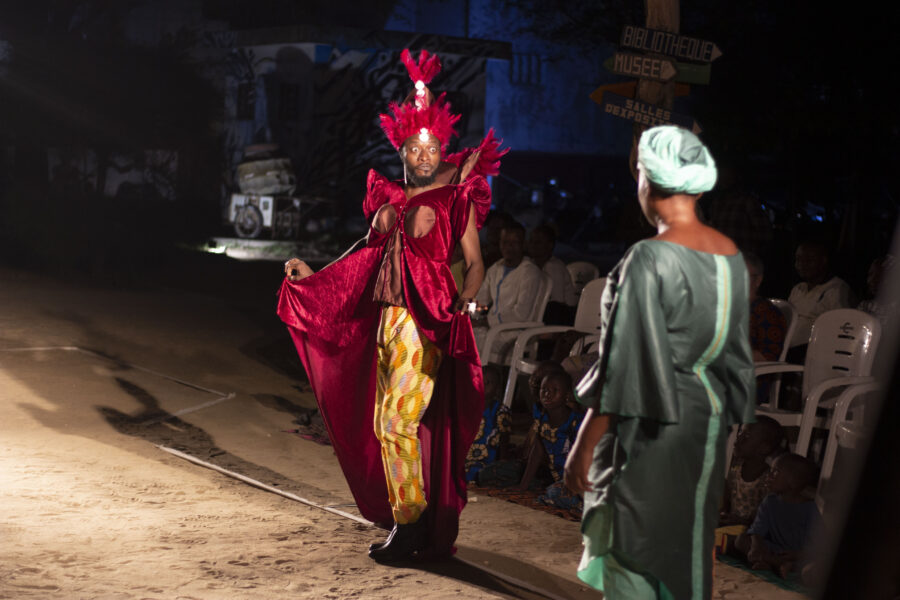 Vue de la pièce de théâtre « Faustine d'Agla, Effet Doppler » en représentation à Le Centre