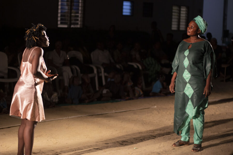 Vue de la pièce de théâtre « Faustine d'Agla, Effet Doppler » en représentation à Le Centre