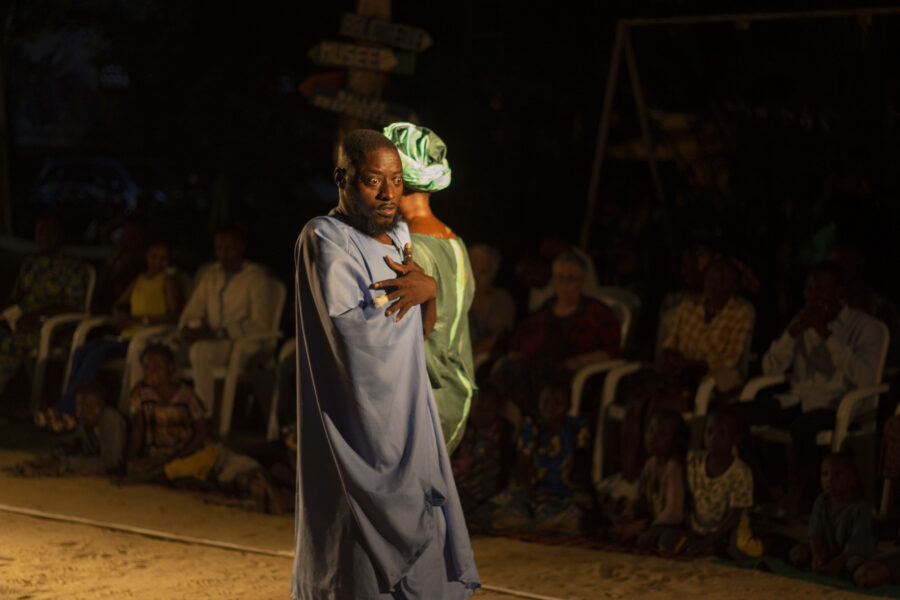 Vue de la pièce de théâtre « Faustine d'Agla, Effet Doppler » en représentation à Le Centre