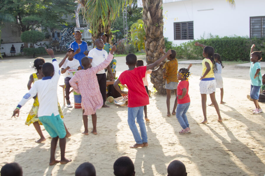 Vue de l'atelier jeune public de danse kaléta dans le cadre de la 4è édition du Carnaval Kaléta de Cotonou