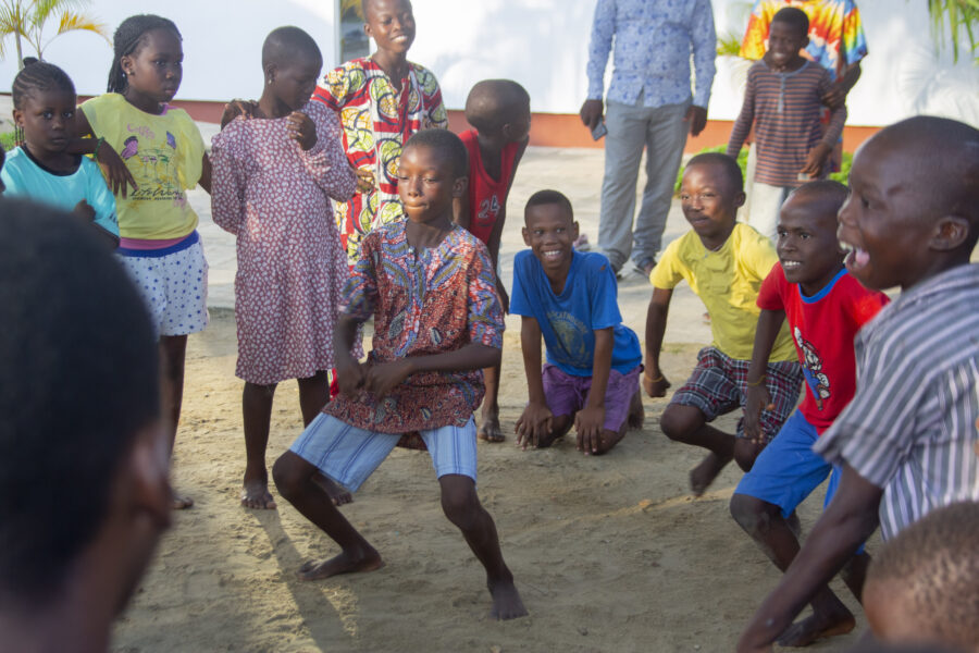 Vue de l'atelier jeune public de danse kaléta dans le cadre de la 4è édition du Carnaval Kaléta de Cotonou
