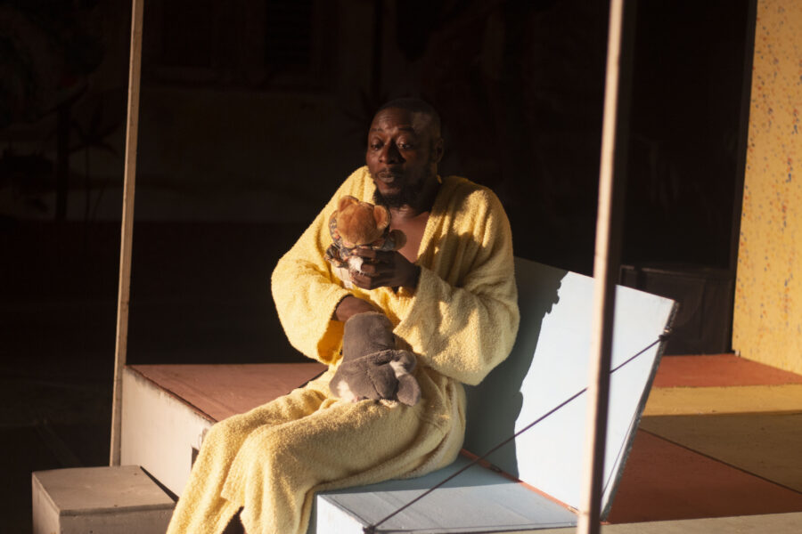 Vue de la pièce de théâtre « Faustine d'Agla, Effet Doppler » en représentation à Le Centre